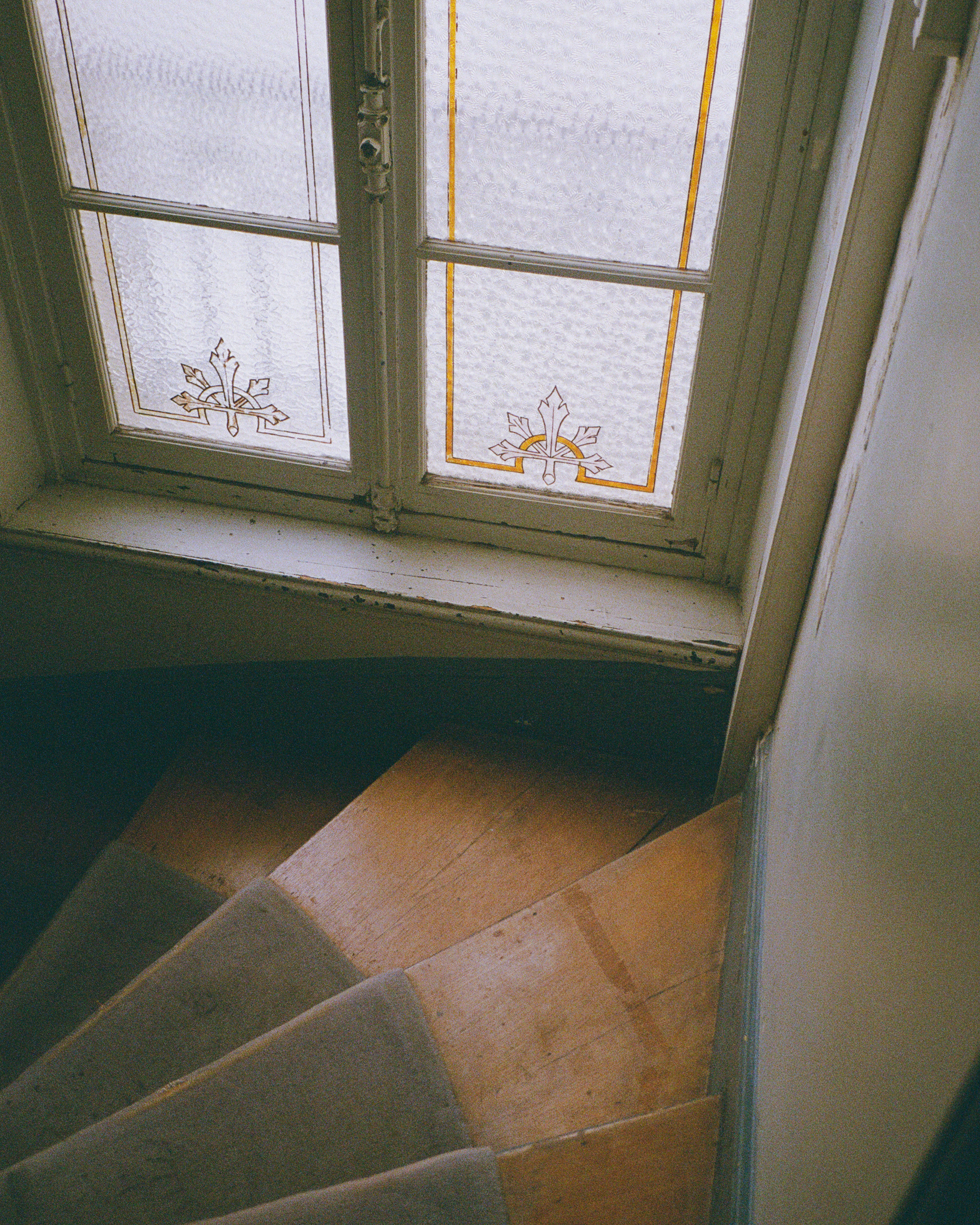 a photo of a staircase